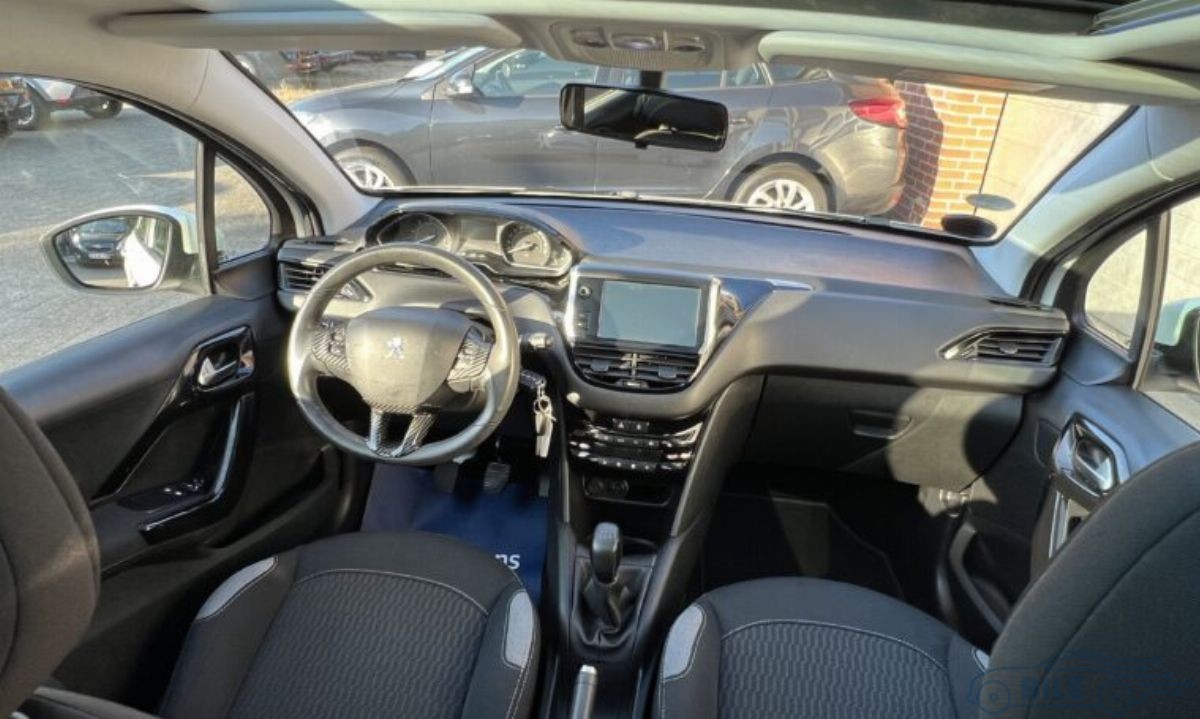 Peugeot 208 5