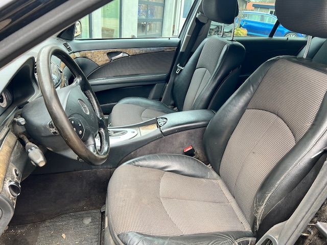 Mercedes-Benz E320 7